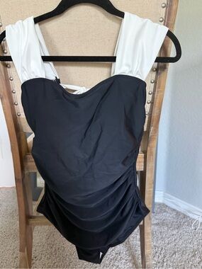 Black and White Women’s One-Piece Dress